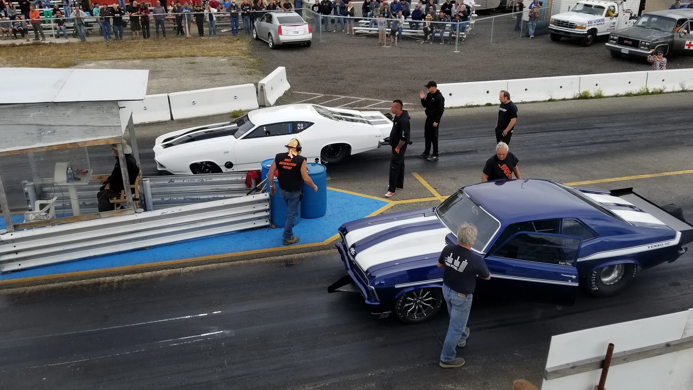 Thunder Mountain Raceway | Blue and white striped car on track