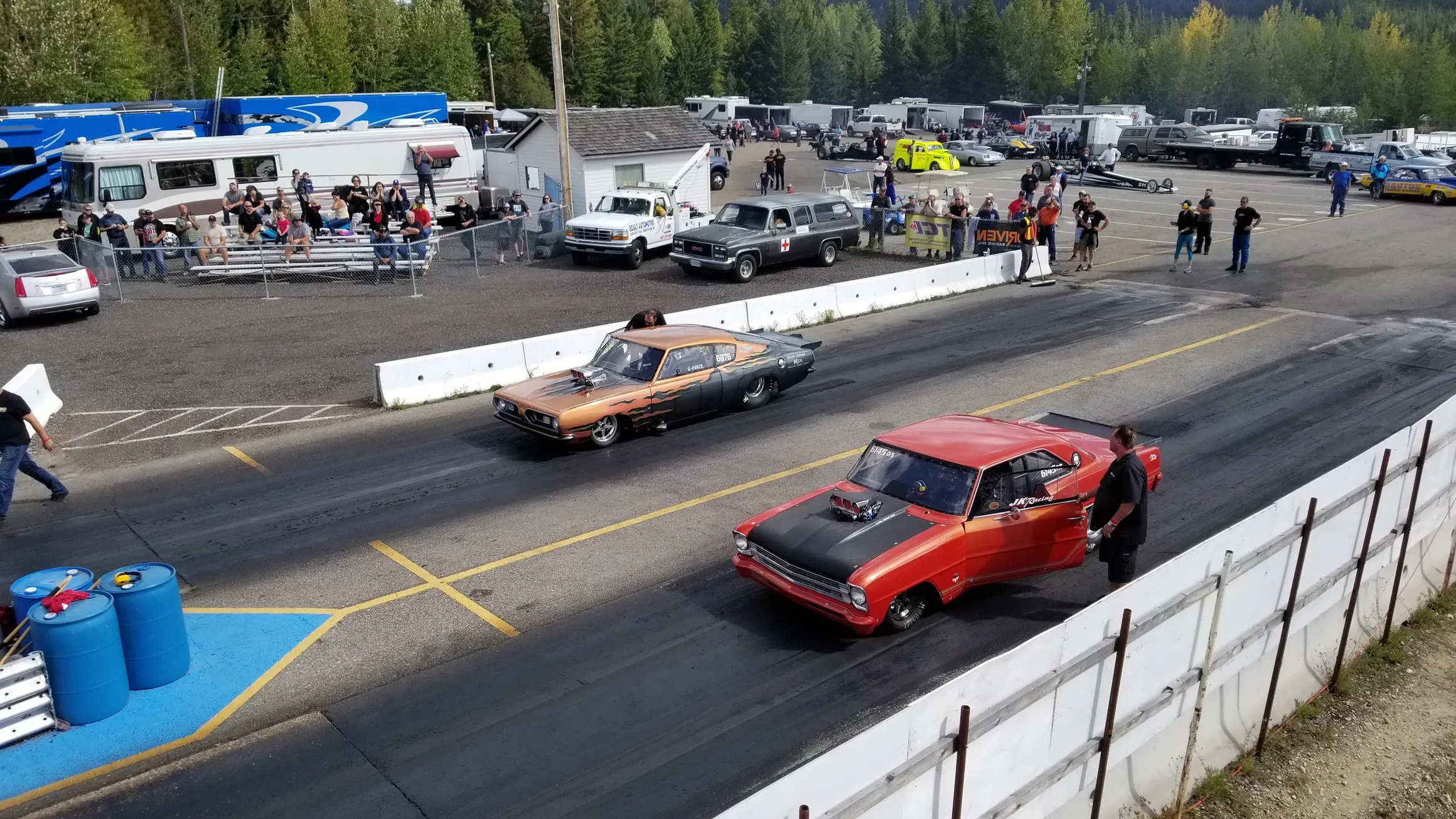 Thunder Mountain Raceway | Gold and Red cars on track