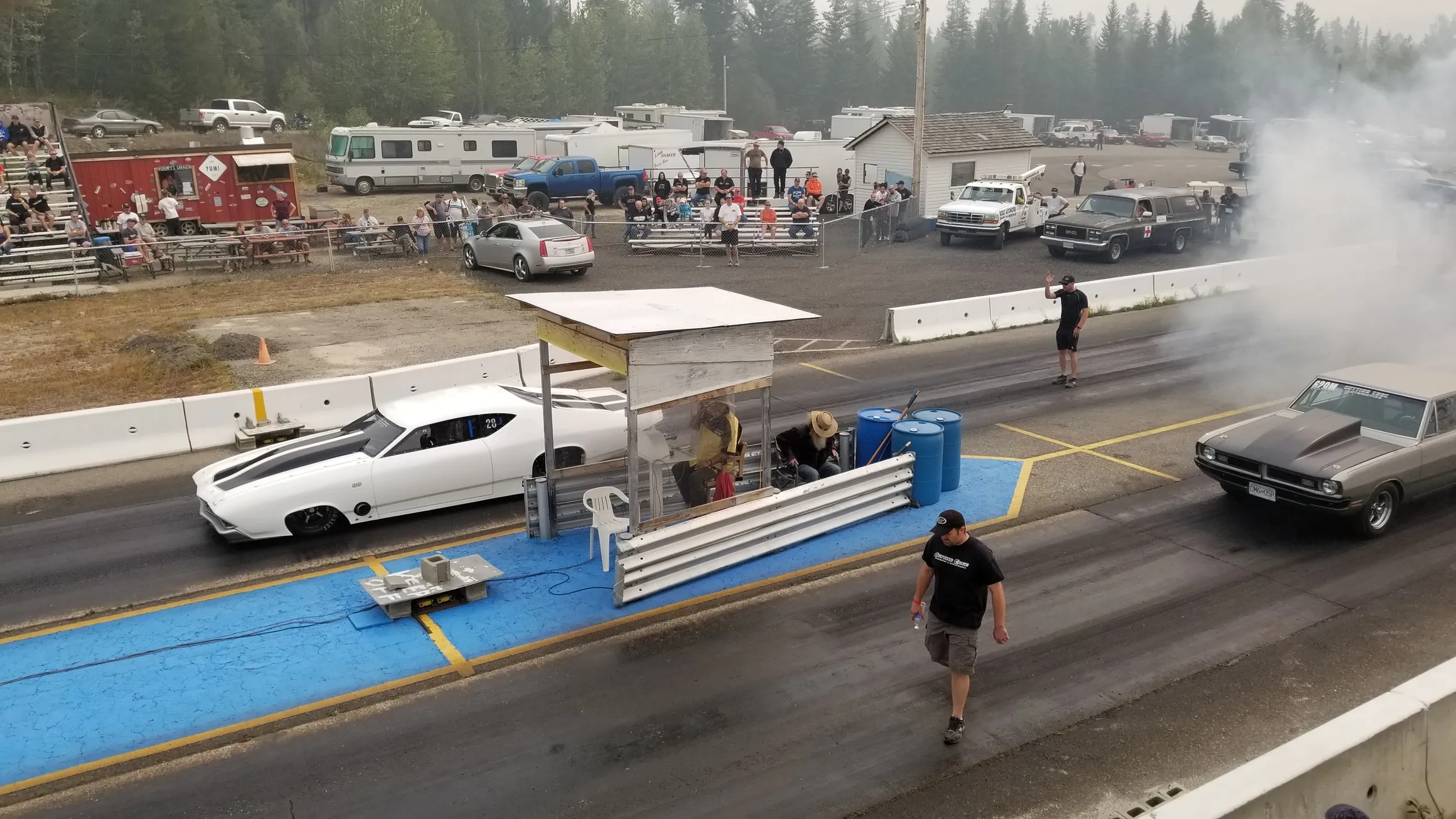 Thunder Mountain Raceway | White and grey cars on track